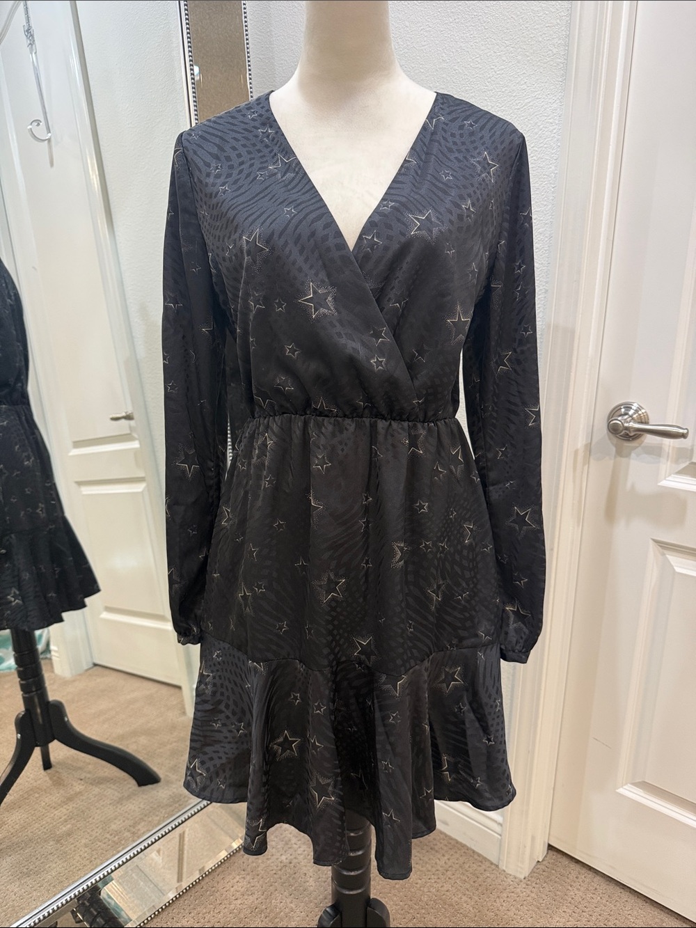 Slate & Willow Black Star-Print Long-Sleeve Wrap Dress